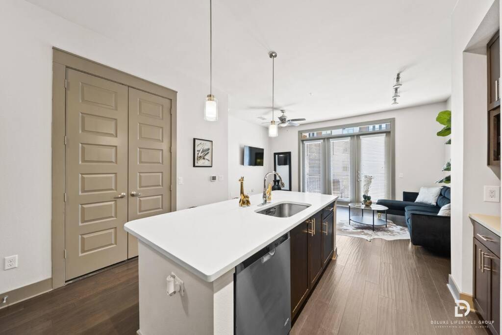 Downtown Houston Deluxe King Suite With Spa Amenities, Pool And Free Parking Exterior photo