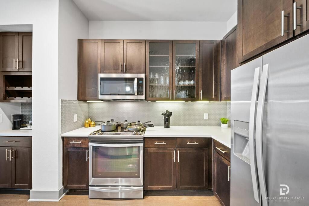 Downtown Houston Deluxe King Suite With Spa Amenities, Pool And Free Parking Exterior photo