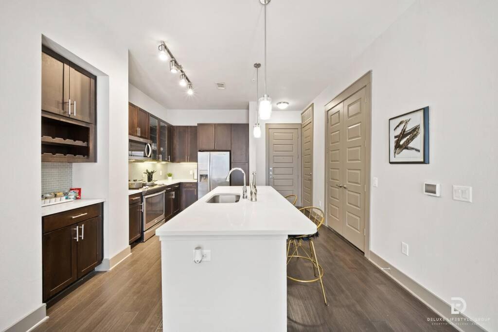 Downtown Houston Deluxe King Suite With Spa Amenities, Pool And Free Parking Exterior photo