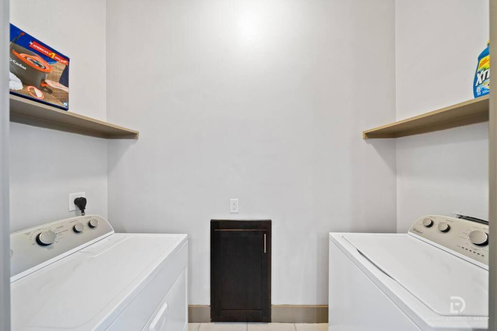 Downtown Houston Deluxe King Suite With Spa Amenities, Pool And Free Parking Exterior photo