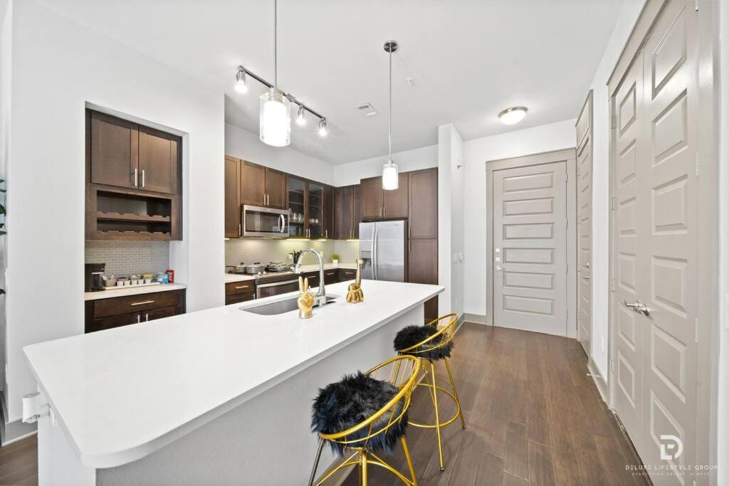 Downtown Houston Deluxe King Suite With Spa Amenities, Pool And Free Parking Exterior photo