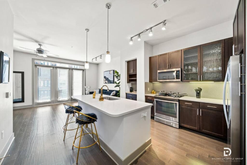 Downtown Houston Deluxe King Suite With Spa Amenities, Pool And Free Parking Exterior photo