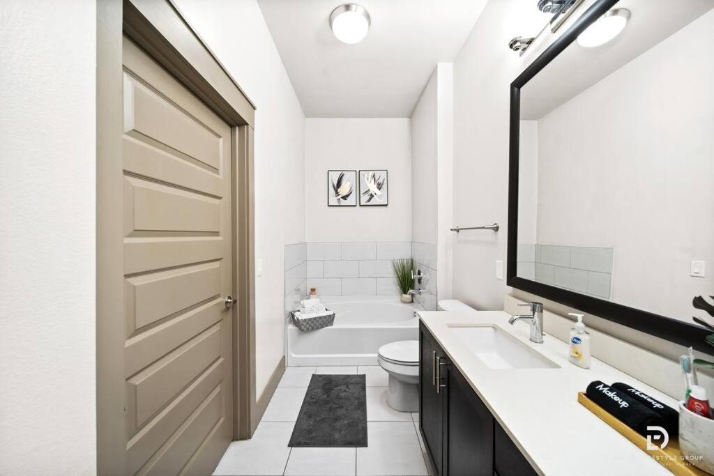 Downtown Houston Deluxe King Suite With Spa Amenities, Pool And Free Parking Exterior photo