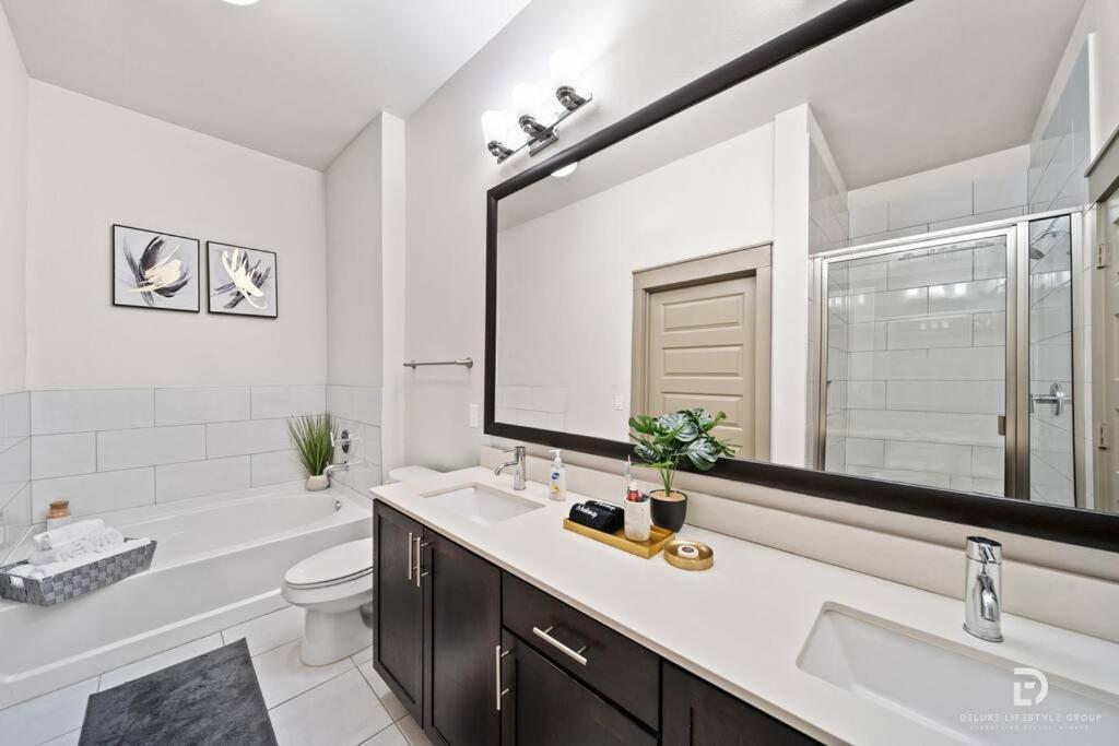 Downtown Houston Deluxe King Suite With Spa Amenities, Pool And Free Parking Exterior photo
