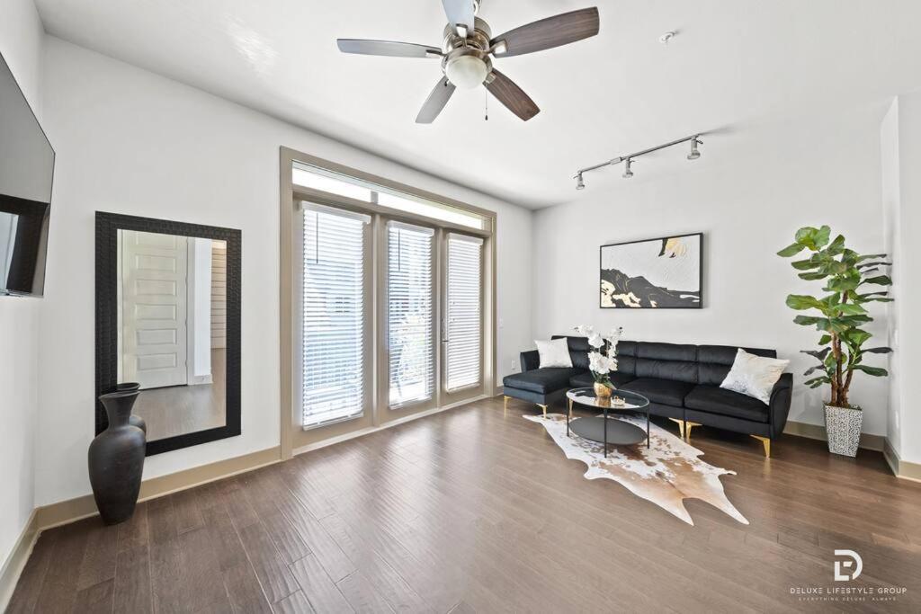 Downtown Houston Deluxe King Suite With Spa Amenities, Pool And Free Parking Exterior photo